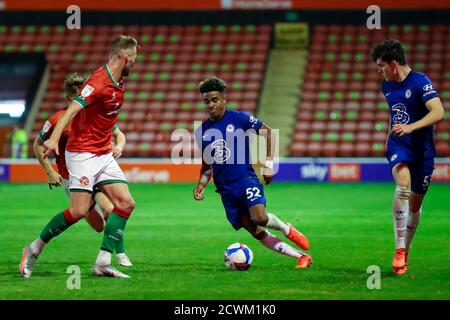 Walsall, Royaume-Uni. 29 septembre 2020. Ian Maatsen, de Chelsea U21, se déplace à la défense lors du match de Trophée EFL entre Walsall et Chelsea U21 au stade Banks, Walsall, en Angleterre, le 29 septembre 2020. Photo de Nick Browning. Crédit : Prime Media Images/Alamy Live News Banque D'Images