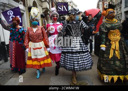 Pantomime dames se rend sur la place du Parlement pour se joindre à d'autres travailleurs créatifs pour un rassemblement visant à souligner l'impact de la pandémie sur le pantomime et le théâtre en direct. Banque D'Images