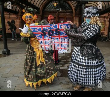 Londres, Royaume-Uni., Royaume-Uni. 30 septembre 2020 Pantomime dames réunis à Cambridge Circus, avec Maureen Jane Beattie OBE, une actrice écossaise d'origine irlandaise, à la fois de scène et d'écran, maintenant président de Equity, syndicat américain représentant le monde de la représentation théâtrale en direct, par opposition à la performance cinématographique et télévisuelle, Et Paul Fleming, le général élu d'équité, a défilé sur la place du Parlement où les députés ont été invités à venir rencontrer ceux qui sont en marche. Crédit : Paul Quezada-Neiman/Alay Live News Banque D'Images