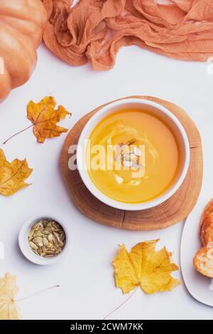 Un bol de soupe de potiron maison délice avec de la crème le fond blanc Banque D'Images
