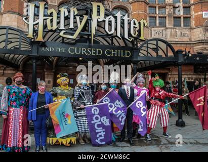 Londres, Royaume-Uni., Royaume-Uni. 30 septembre 2020 Pantomime dames réunis à Cambridge Circus, avec Maureen Jane Beattie OBE, une actrice écossaise d'origine irlandaise, à la fois de scène et d'écran, maintenant président de Equity, syndicat américain représentant le monde de la représentation théâtrale en direct, par opposition à la performance cinématographique et télévisuelle, Et Paul Fleming, le général élu d'équité, a défilé sur la place du Parlement où les députés ont été invités à venir rencontrer ceux qui sont en marche. Crédit : Paul Quezada-Neiman/Alay Live News Banque D'Images