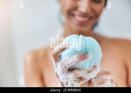 Charmante jeune femme tenant bain loofah éponge Banque D'Images
