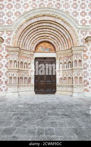 L'une des plus belles églises médiévales des Abruzzes, Santa Maria di Collemaggio est une attraction touristique majeure. Ici en particulier sa façade Banque D'Images