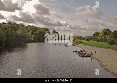 Sports de rivière et d'aventure sur la rivière Wye à Glasbury, Powys, pays de Galles., Royaume-Uni Banque D'Images