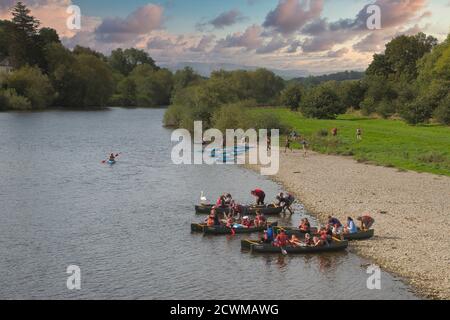 Sports de rivière et d'aventure sur la rivière Wye à Glasbury, Powys, pays de Galles., Royaume-Uni Banque D'Images
