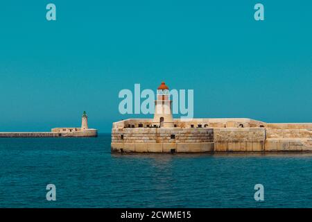 Ricasoli Saint-elme et phare de port en Kalkara près de Grand port de La Valette à Malte Banque D'Images