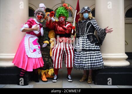 Pantomime dames se rend sur la place du Parlement pour se joindre à d'autres travailleurs créatifs pour un rassemblement visant à souligner l'impact de la pandémie sur le pantomime et le théâtre en direct. Banque D'Images