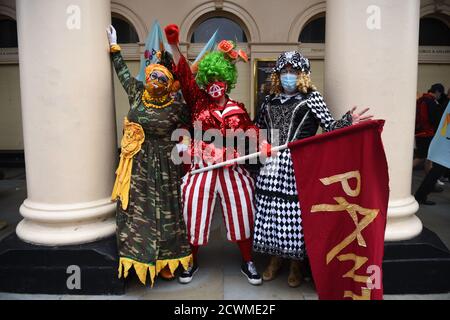 Pantomime dames se rend sur la place du Parlement pour se joindre à d'autres travailleurs créatifs pour un rassemblement visant à souligner l'impact de la pandémie sur le pantomime et le théâtre en direct. Banque D'Images