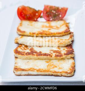 Fromage halloumi grillé et tomates Banque D'Images