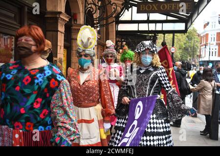 Pantomime dames se rend sur la place du Parlement pour se joindre à d'autres travailleurs créatifs pour un rassemblement visant à souligner l'impact de la pandémie sur le pantomime et le théâtre en direct. Banque D'Images