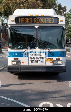 Un bus MTA de la ville de New York avec une annonce Oatly et un masque requis. À Flushing, Queens, New York. Banque D'Images