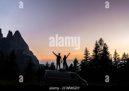 Un couple tenant les mains dans le coucher du soleil. Banque D'Images