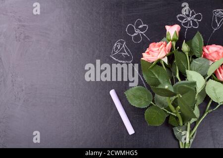 Le bouquet de roses est devant la commission scolaire. Banque D'Images