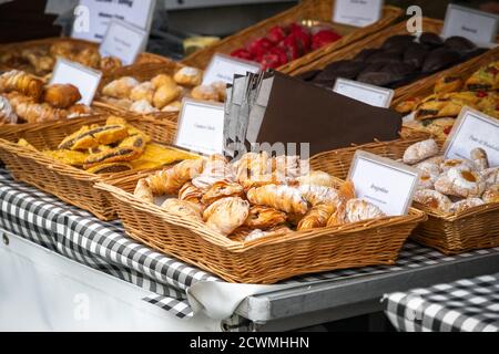 Des pâtisseries et des bonbons frais italiens sont exposés dans le vrai Food Market Kings Cross à Londres Banque D'Images