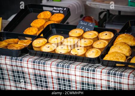 Des tartes fraiches sont exposées au Real Food Market Kings Cross à Londres Banque D'Images