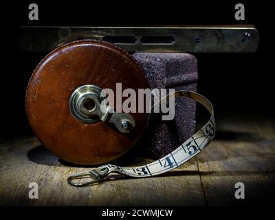 Belle Vintage cuir Architects Surveyors ingénieurs mètre ruban Vintage laiton Niveau et brique sur plancher de bois abîmé Banque D'Images