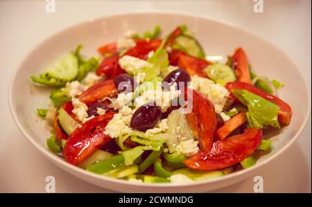 Salade grecque méditerranéenne avec fromage feta et olives Banque D'Images