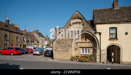 Malmesbury, Wiltshire, Angleterre, Royaume-Uni. 2020. Une porte médiévale voûtée du 12 ème siècle, autrefois une partie de l'hôpital de Saint Jean-Baptiste avec la 17e ce Banque D'Images