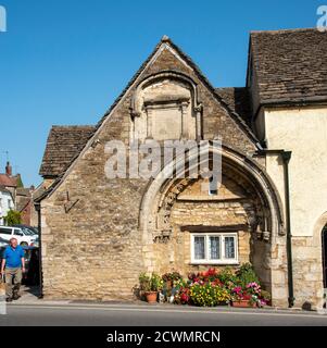 Malmesbury, Wiltshire, Angleterre, Royaume-Uni. 2020. Une porte médiévale voûtée du 12 ème siècle, autrefois une partie de l'hôpital de Saint Jean-Baptiste avec 17thC Banque D'Images
