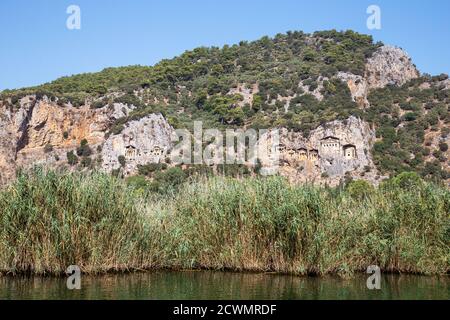 Tombes célèbres sculptées dans des rochers de l'ancienne ville de Kaunos, en Turquie. Tombes de montagne royales lyciennes sculptées dans les rochers près de la ville de Dalyan dans la province Banque D'Images