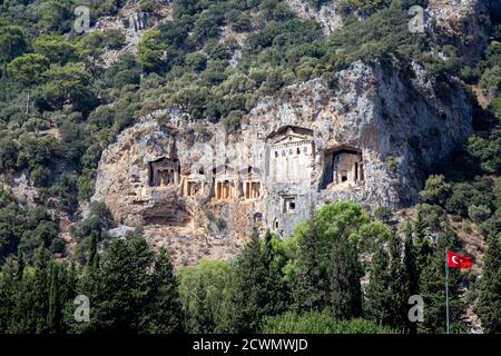 Tombes célèbres sculptées dans des rochers de l'ancienne ville de Kaunos, en Turquie. Tombes de montagne royales lyciennes sculptées dans les rochers près de la ville de Dalyan dans la province Banque D'Images