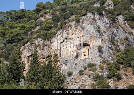 Tombes célèbres sculptées dans des rochers de l'ancienne ville de Kaunos, en Turquie. Tombes de montagne royales lyciennes sculptées dans les rochers près de la ville de Dalyan dans la province Banque D'Images