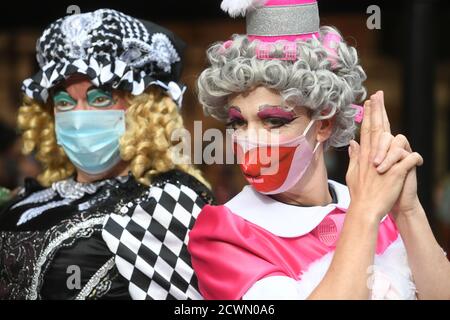 Pantomime dames se rend sur la place du Parlement pour se joindre à d'autres travailleurs créatifs pour un rassemblement visant à souligner l'impact de la pandémie sur le pantomime et le théâtre en direct. Banque D'Images