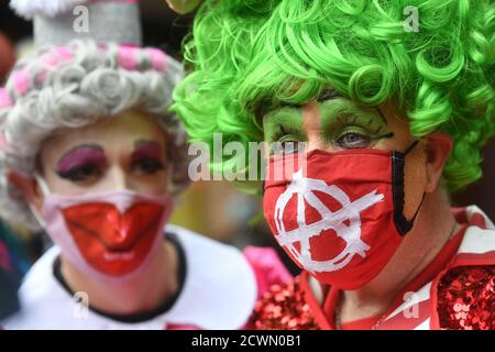 Pantomime dames se rend sur la place du Parlement pour se joindre à d'autres travailleurs créatifs pour un rassemblement visant à souligner l'impact de la pandémie sur le pantomime et le théâtre en direct. Banque D'Images