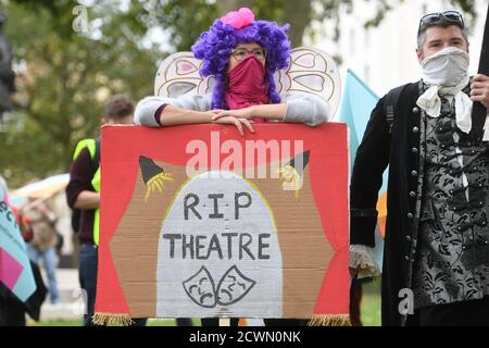 Pantomime dames se rend sur la place du Parlement pour se joindre à d'autres travailleurs créatifs pour un rassemblement visant à souligner l'impact de la pandémie sur le pantomime et le théâtre en direct. Banque D'Images