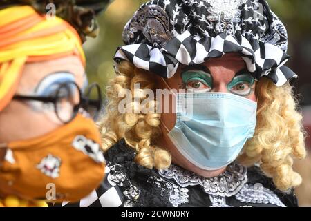 Pantomime dames se rend sur la place du Parlement pour se joindre à d'autres travailleurs créatifs pour un rassemblement visant à souligner l'impact de la pandémie sur le pantomime et le théâtre en direct. Banque D'Images