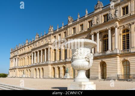 Façade du château de Versailles avec un immense vase au premier plan - France Banque D'Images