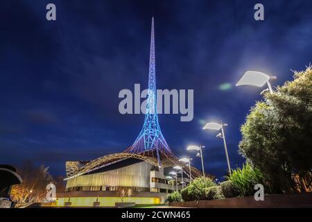 Melbourne Australie : le centre des arts Spire illuminé la nuit. Banque D'Images