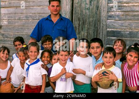 Groupe d'élèves et d'enseignants posant à la Havane, Cuba Banque D'Images