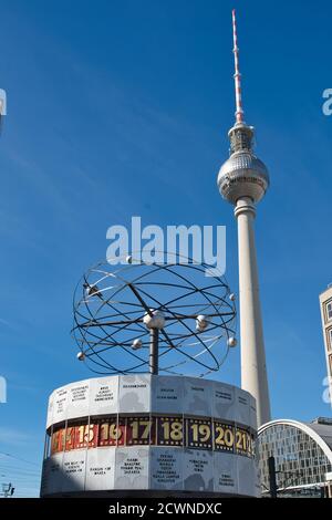 Berlin, Allemagne, Hauptstadt, capitale, , Gebaeude, Bâtiment, Uhr, horloge, Designer Erich John, Urania-Weltzeituhr, Weltzeituhr, Banque D'Images