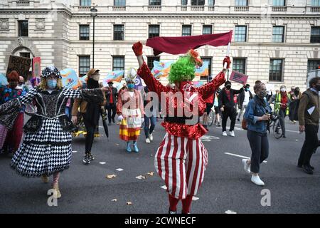 Pantomime dames, sur la place du Parlement, tandis qu'ils se joignent à d'autres travailleurs créatifs pour un rassemblement visant à souligner l'impact de la pandémie sur le pantomime et le théâtre en direct. Banque D'Images