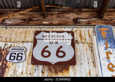 Hackberry, Arizona, États-Unis - 17 février 2020 : panneau historique de l'Arizona route 66 au Hackberry General Store dans le sud-ouest américain. Banque D'Images