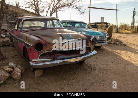 Hackberry, Arizona, États-Unis - 17 février 2020 : deux voitures anciennes classiques Chrysler Desoto dans le désert isolé de la route 66 en Arizona. Banque D'Images