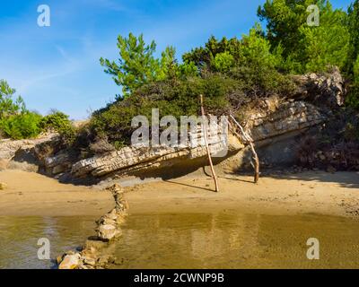 Des marles tertiaires et des pierres de sable de plage personnalisées presque personnalisées Lopar plage sur l'île de Rab Croatie Europe Banque D'Images