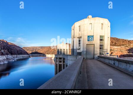 Heure de l'Arizona. Une grande horloge affiche l'heure de l'Arizona au barrage Hoover, à la frontière du Nevada et de l'Arizona. Banque D'Images