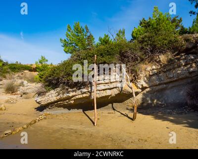 Des marles tertiaires et des pierres de sable de plage personnalisées presque personnalisées Lopar plage sur l'île de Rab Croatie Europe Banque D'Images