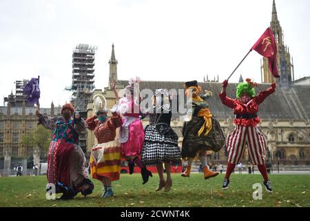 Pantomime dames, sur la place du Parlement, tandis qu'ils se joignent à d'autres travailleurs créatifs pour un rassemblement visant à souligner l'impact de la pandémie sur le pantomime et le théâtre en direct. Banque D'Images