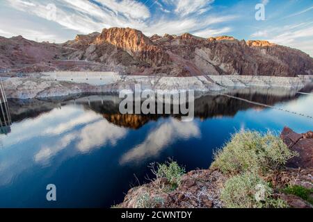 Vue sur le lac Mead. Reflet de la montagne dans les eaux bleu clair du lac Mead à l'aire de loisirs nationale du lac Mead au Nevada. Banque D'Images