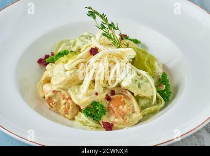 Tortellini aux raviolis colorés au fromage. Boulettes de pelmeni russe colorées. Banque D'Images