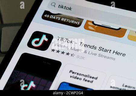 L'application TikTok est vue sur un iPhone 11 Pro max dans cette illustration photo à Varsovie, en Pologne, le 29 septembre 2020. L'application TikTok sera bann Banque D'Images