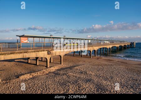 Vue sur la jetée de Boscombe, en fin d'après-midi, en automne Banque D'Images