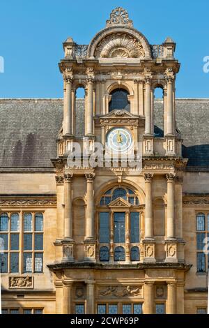 FAÇADE ET TOUR DE LA VILLE D'OXFORD EN ANGLETERRE AVEC UNE HORLOGE BLEUE DES ÉCOLES D'EXAMEN DE L'UNIVERSITÉ D'OXFORD Banque D'Images