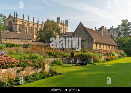 OXFORD CITY ANGLETERRE JARDINIER À L'ŒUVRE DANS LE JARDIN DU SOUVENIR COLLÈGE CHRIST CHURCH Banque D'Images