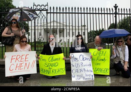 Les membres de la Coalition chrétienne pour la défense prient devant la Maison Blanche à Washington pour soutenir le dissident chinois Chen Guangcheng le 4 mai 2012. REUTERS/Yuri Gripas (ETATS-UNIS - Tags: POLITIQUE TROUBLES CIVILS)