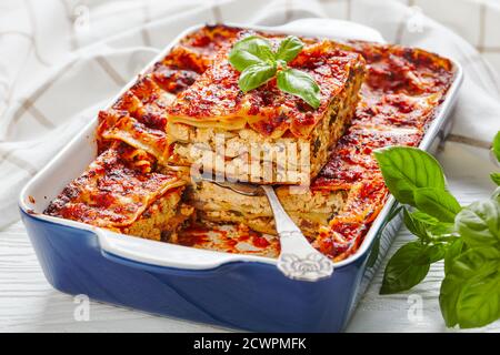 Lasagnes végétaliennes saines sans viande, sans lait, avec champignons champignon, sauce tomate, assaisonnement italien, servies sur un plat de cuisson aux herbes fraîches Banque D'Images