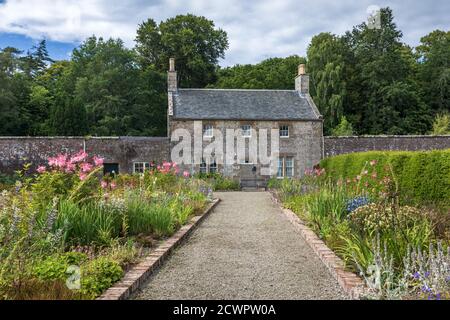 Cottage avec jardin clos au château de Culzean et au parc national d'Ayrshire, Scotlandbrick Banque D'Images